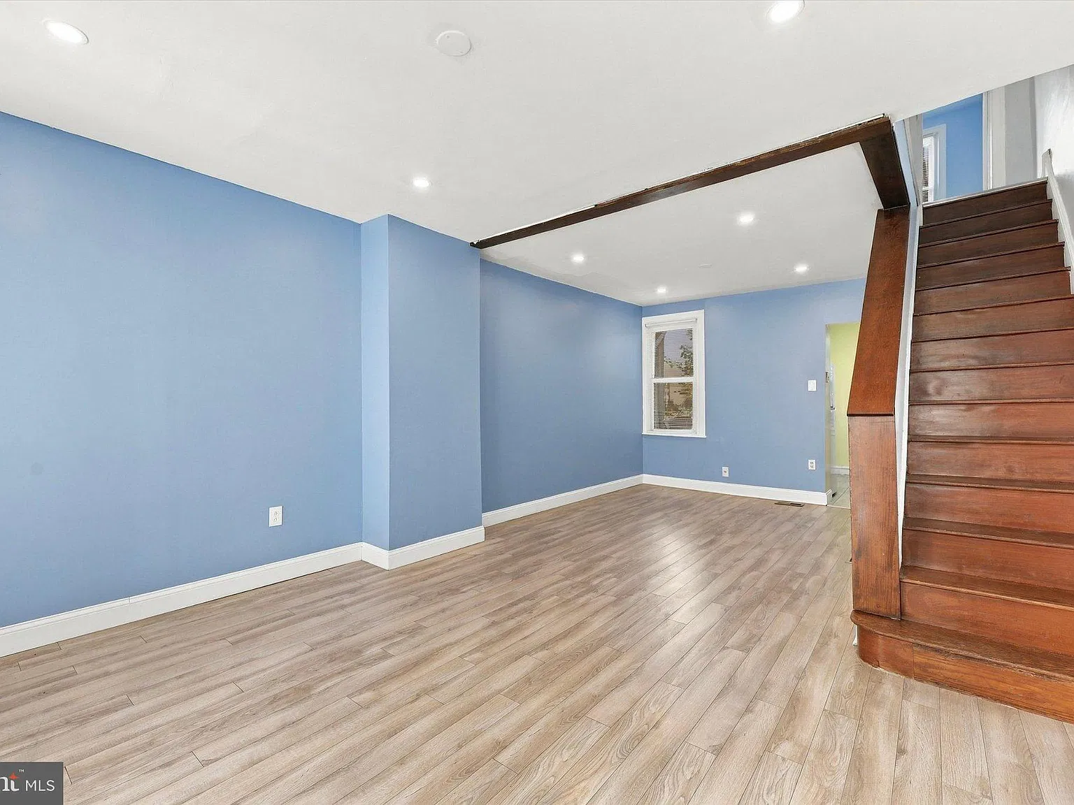 3 bed, 1.0 bath, 910 sqft, $1,550 — Photo 3