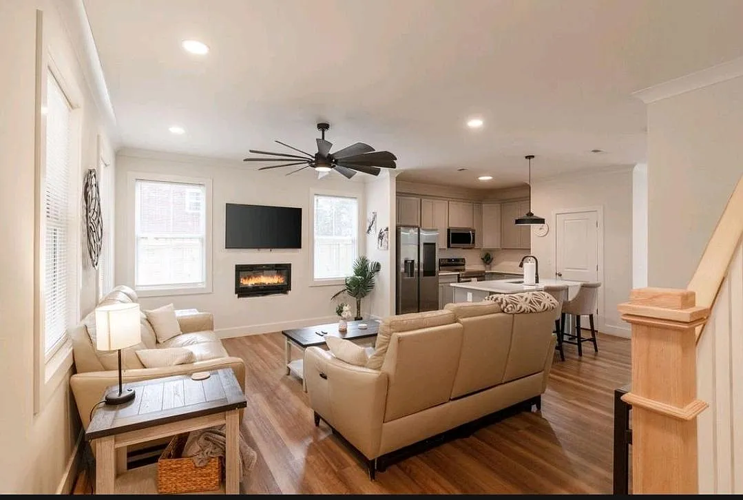 3 bed, 2.5 bath, 1295 sqft, $2,400 — Photo 4