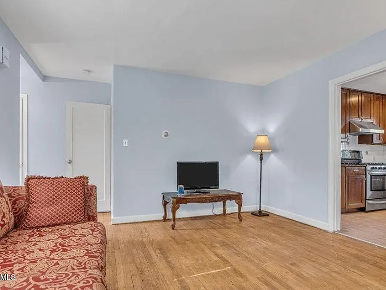 402 Ryders Ln — Photo 9