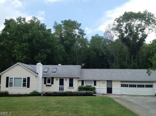7190 Country Ln, Chagrin Falls, OH 44023