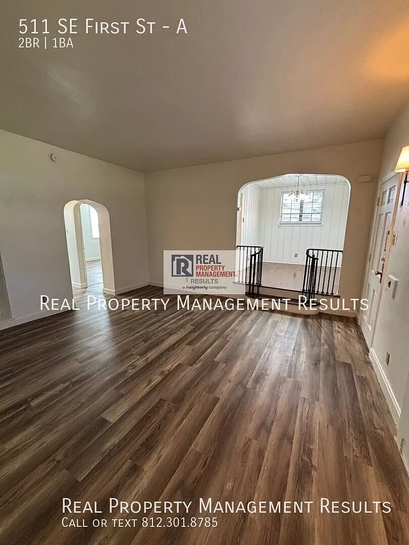 Charming Downtown Apartment with Screened-In Front Porch — Photo 2