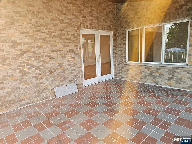120 Johnson Ave — Photo 20