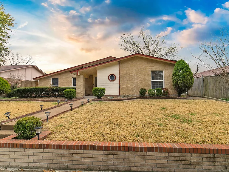 2810 Dove Meadow Dr — Photo 1