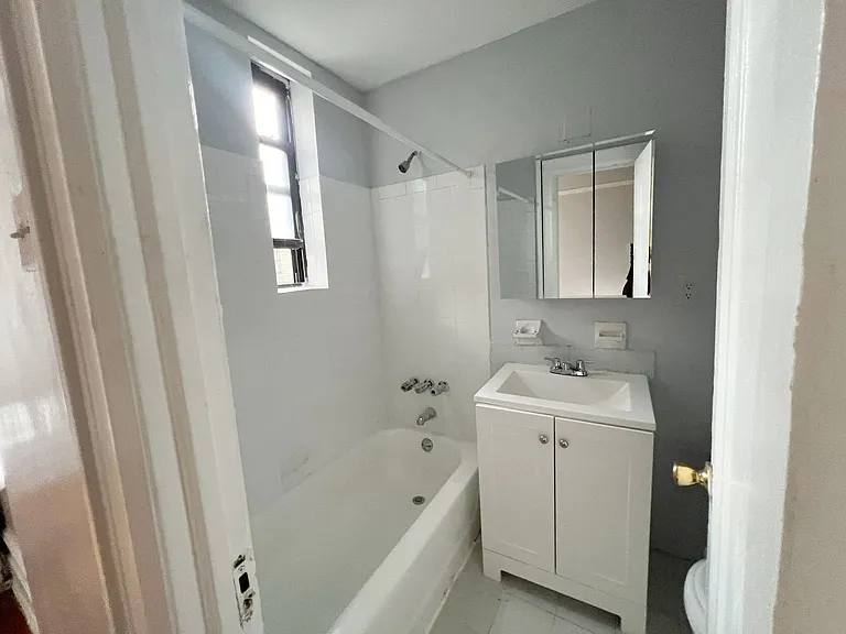 Sevilla Grande - Renovated Units at Journal Square Path — Photo 27