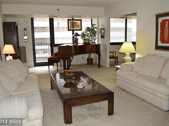2nd image of 1805 Crystal Dr APT 513S