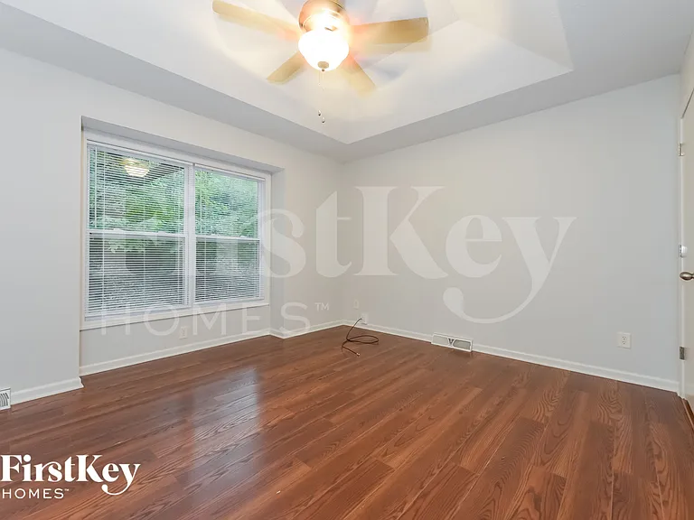 5905 NW Whispering Oaks Ln — Photo 9
