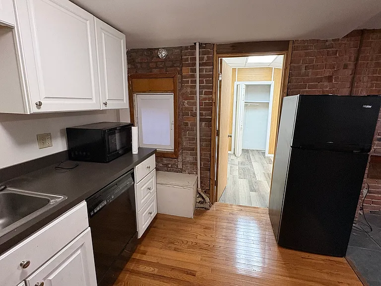76 Maple St — Photo 9