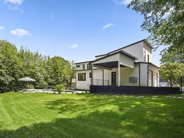 1756 N Akin Dr NE — Photo 38