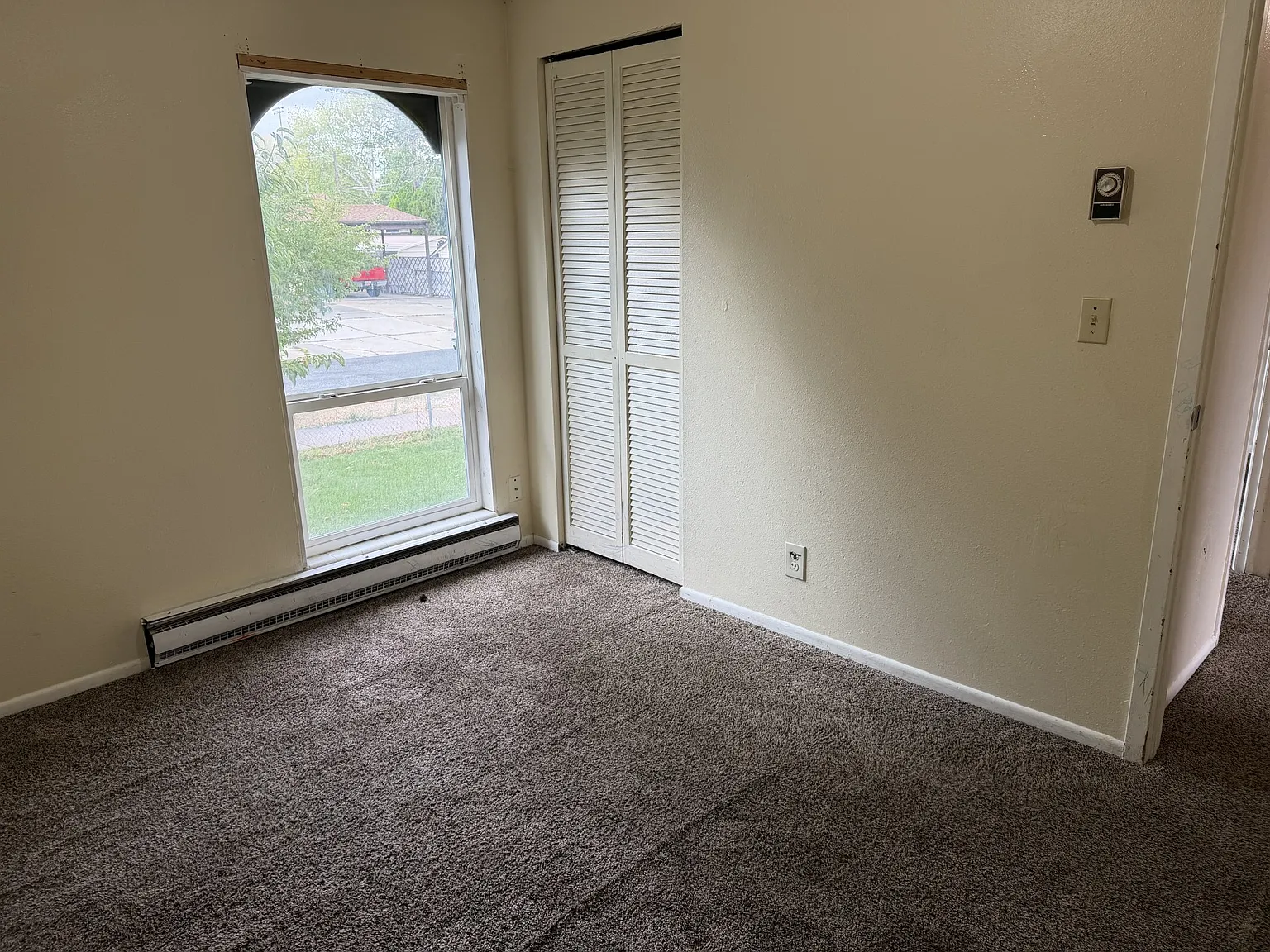 3 bed, 912 sqft, $1,300 — Photo 2