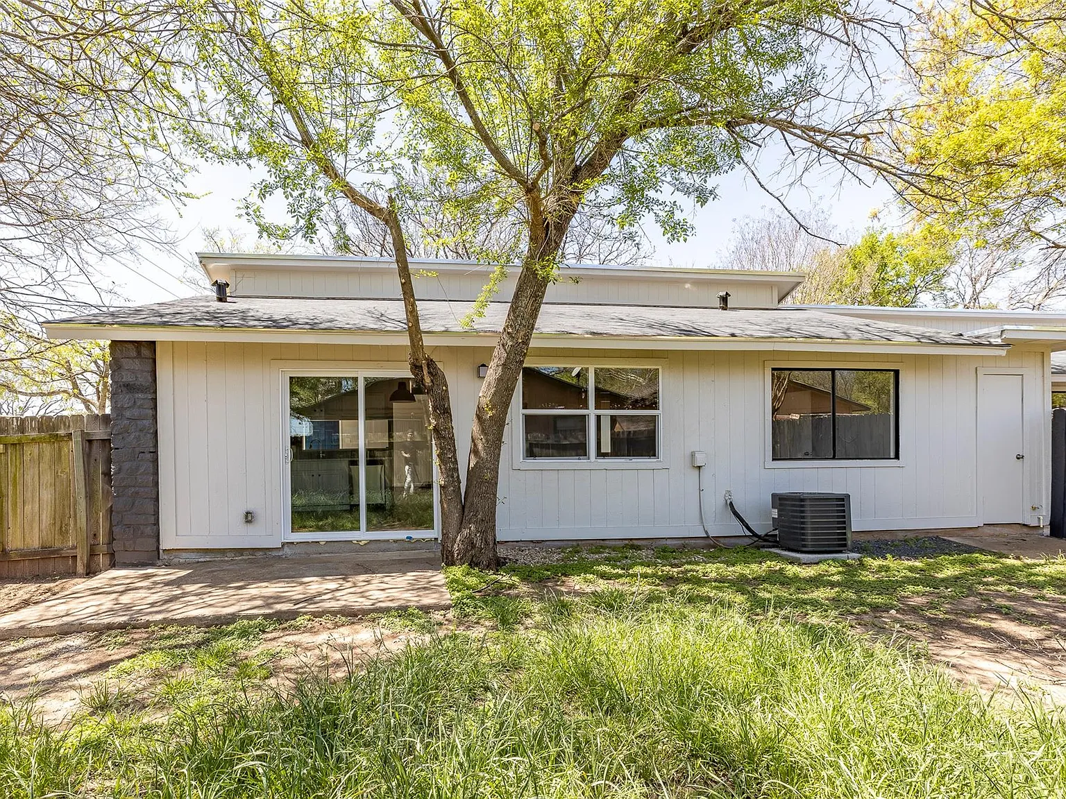 3 bed, 2.0 bath, 2098 sqft, $1,700 — Photo 4