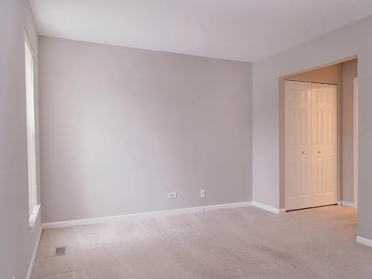 251 Old Oak Ct W — Photo 14