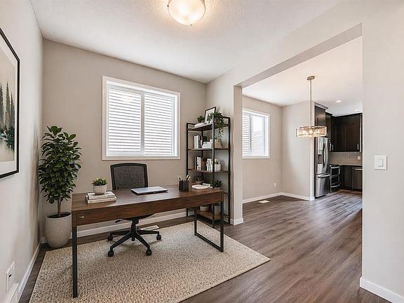 5th image of 18 S Willow Cres