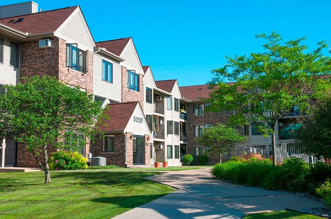 Oaks Lincoln Townhomes — Photo 2