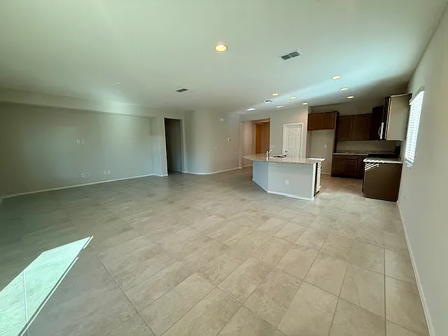 2926 N Coronado Dr — Photo 3