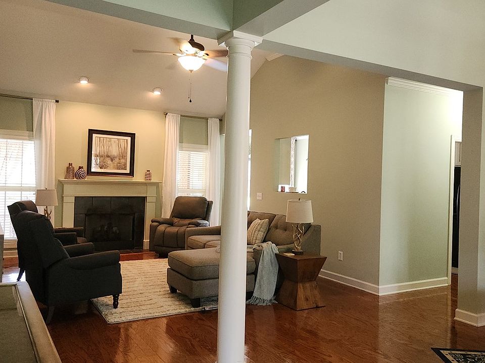 2nd image of 902 Edinburgh Way