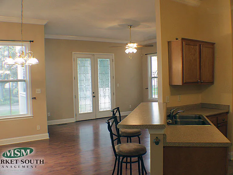 727 E Henry St — Photo 4
