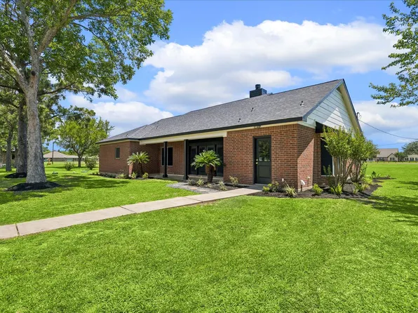 15415 Skyhawk Ln, Beach City, TX 77523