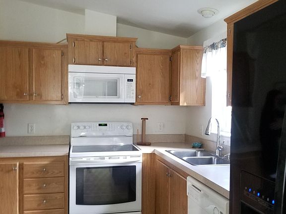 3rd image of 242 SE Mast Ave