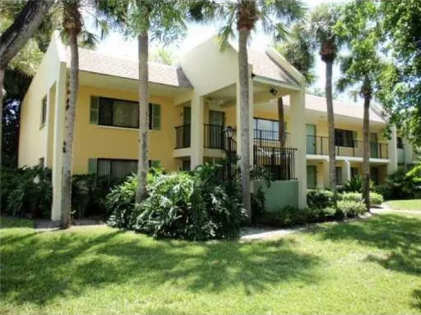 901 Meadows Cir, Boynton Beach, FL 33436