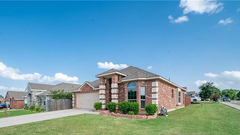 4 bed, 1601 sqft, $2,350 — Photo 3