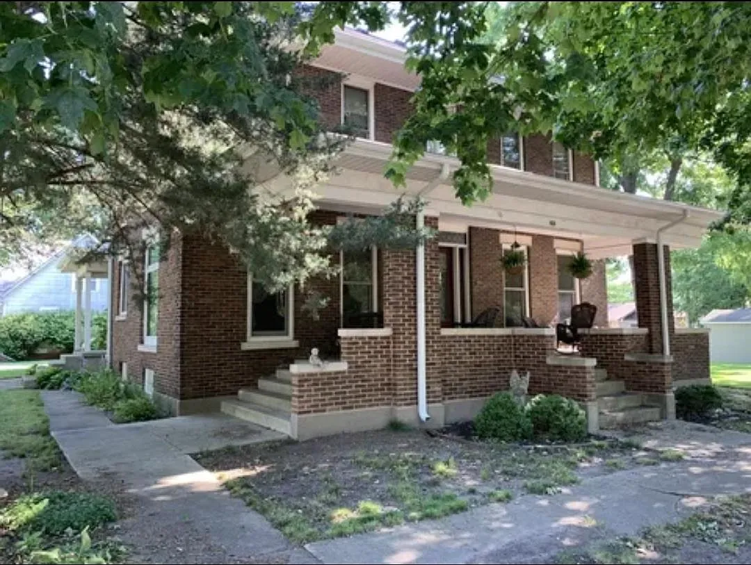 202 E 1st St photo 1