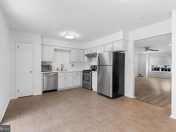 5th image of 12 Ardsley Ct