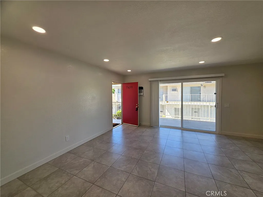 2 bed, 800 sqft, $2,195 — Photo 2