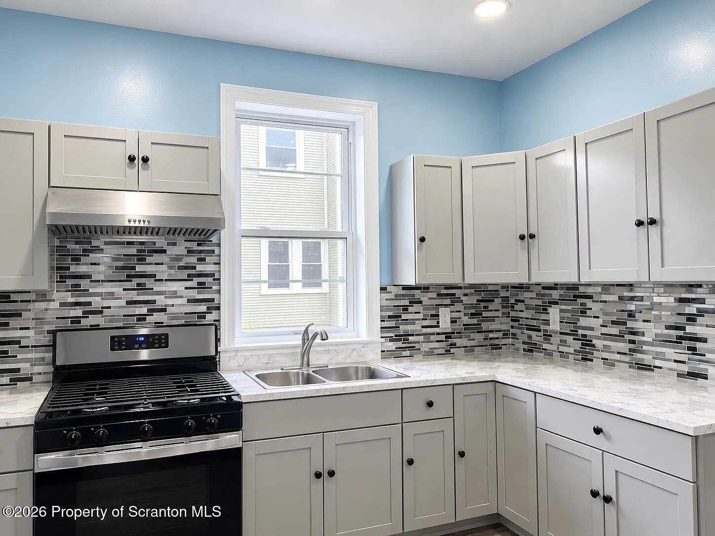 3 bed, 2.0 bath, 3431 sqft, $1,800 — Photo 2