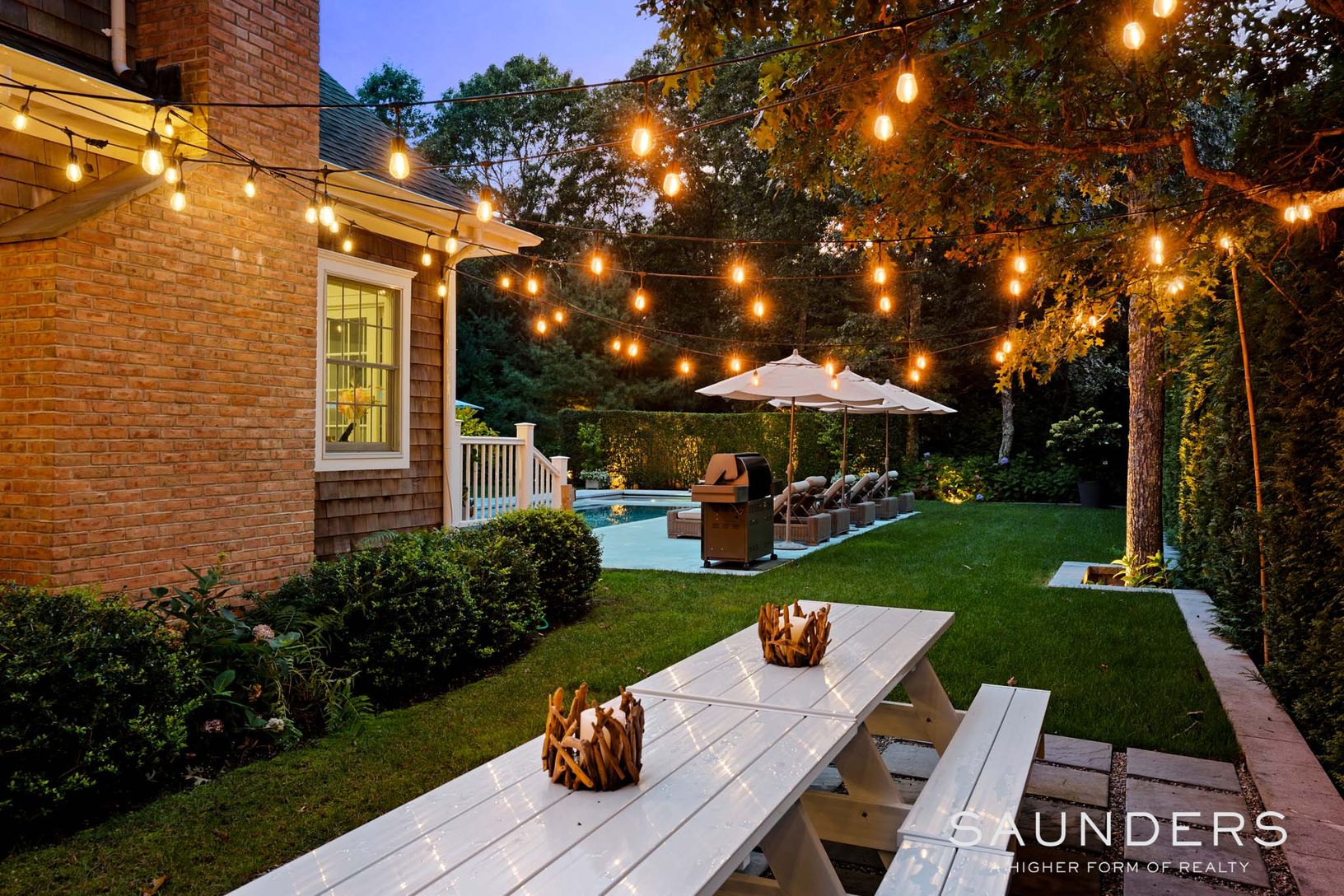  OUTDOOR DINING - NIGHT