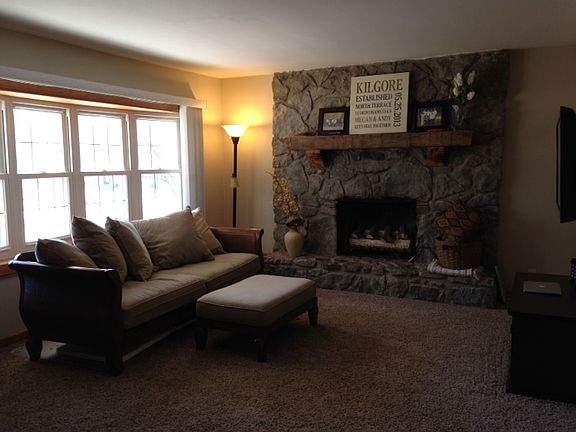Living Room w/gas fireplace 