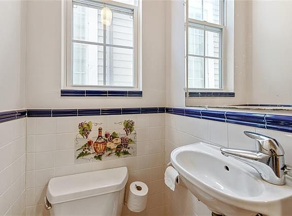 5th image of 2221 General Pershing St