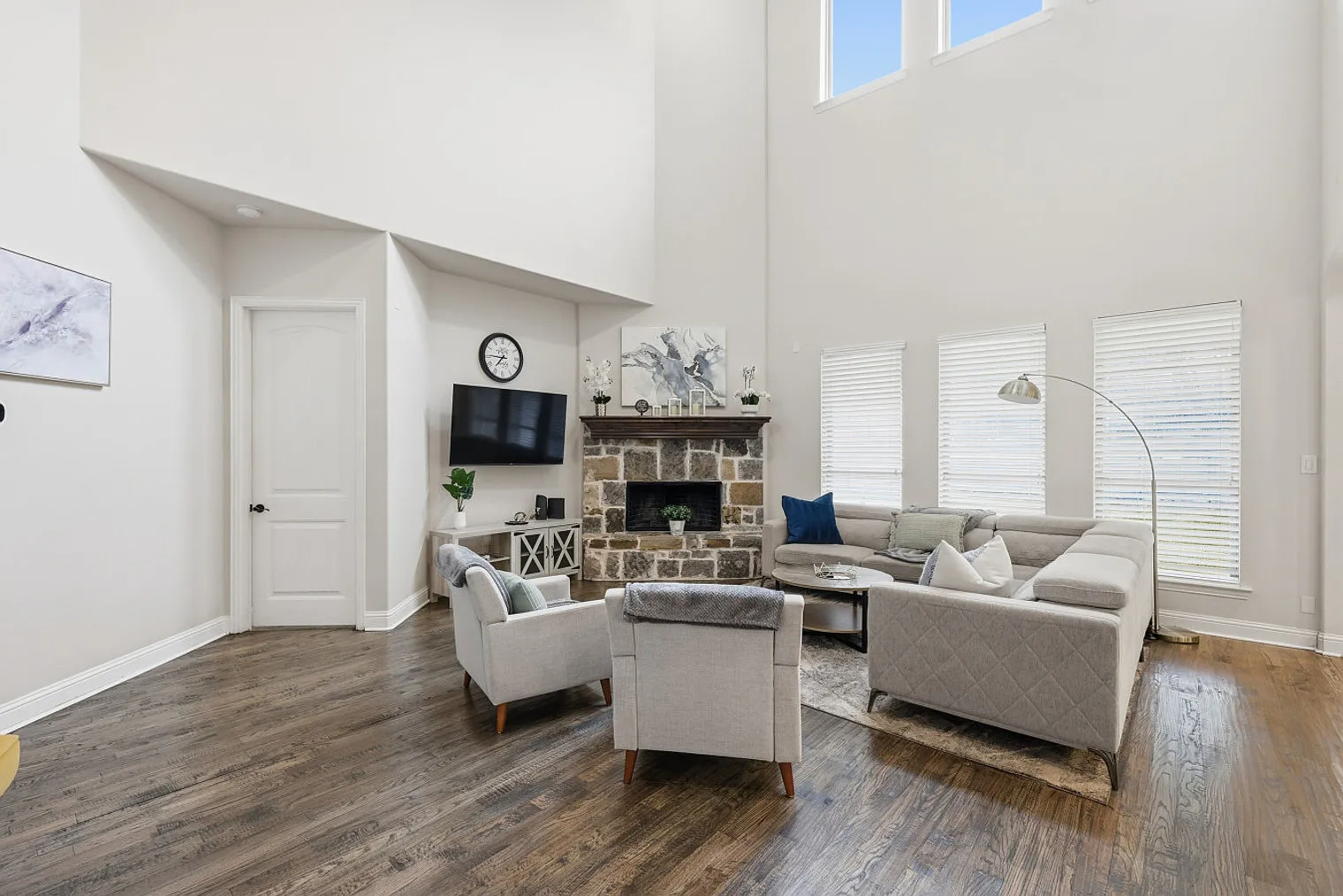 5 bed, 3.0 bath, 47361 sqft, $5,798 — Photo 1