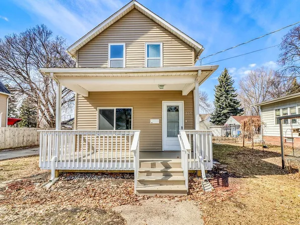 307 10th St N, Moorhead, MN 56560