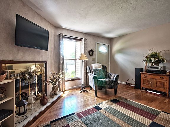 3rd image of 22947 Bainbridge Dr