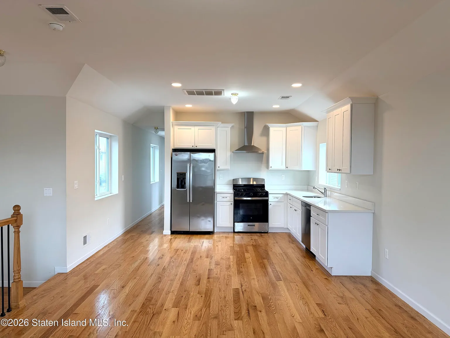 3 bed, 2.0 bath, 2186 sqft, $3,200 — Photo 4