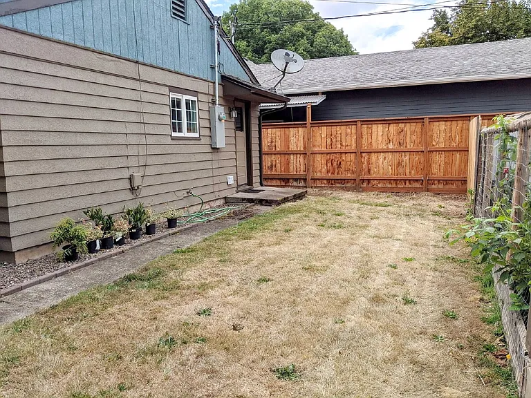 113 E Hilliard Ln — Photo 17
