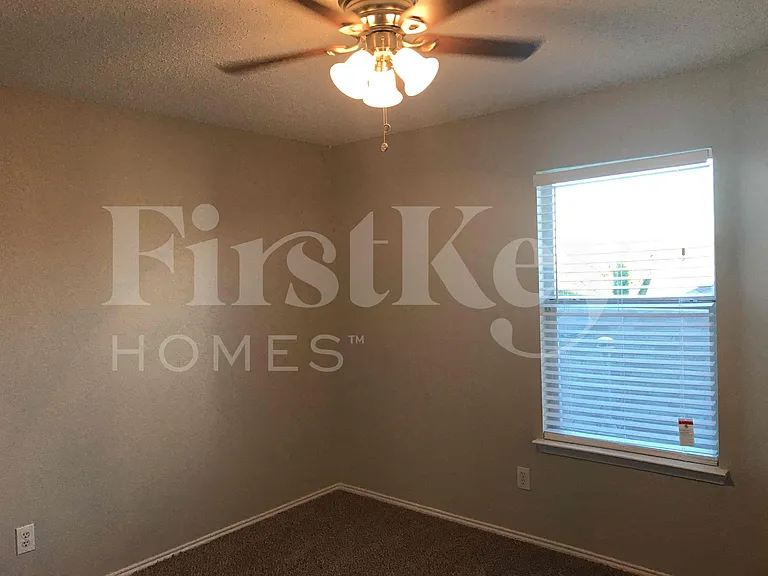 429 W Clover Park Dr — Photo 31