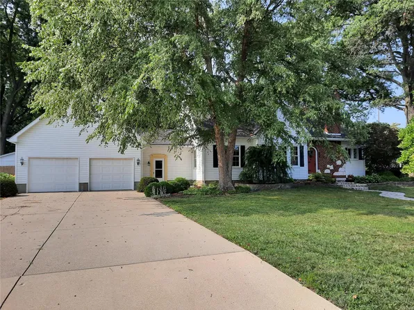 648 N 6th St, Breese, IL 62230