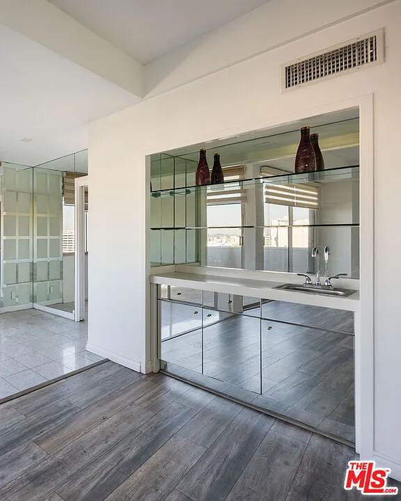 2 bed, 2.0 bath, 1377 sqft, $5,500 — Photo 3