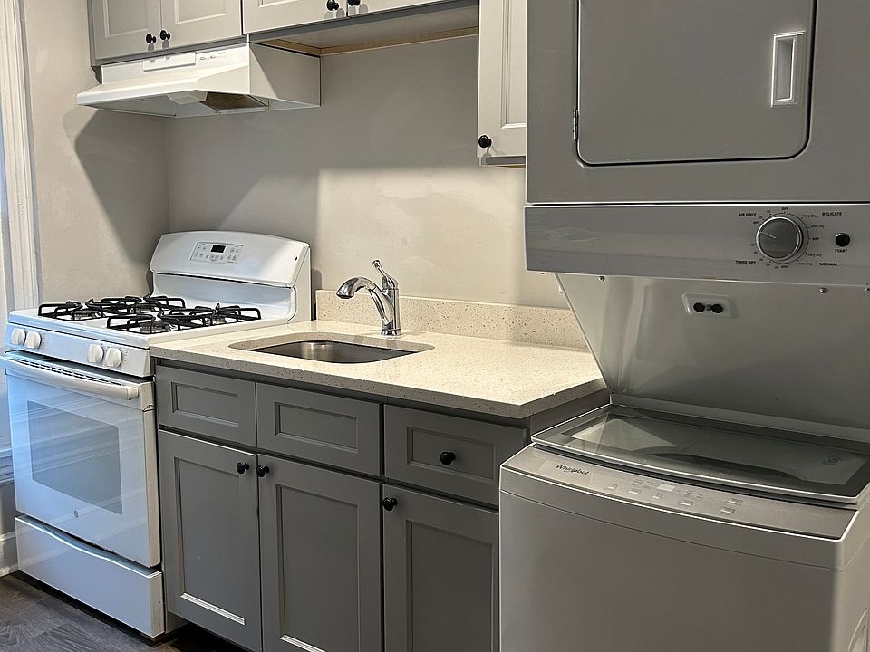 Kitchen with Washer/Dryer