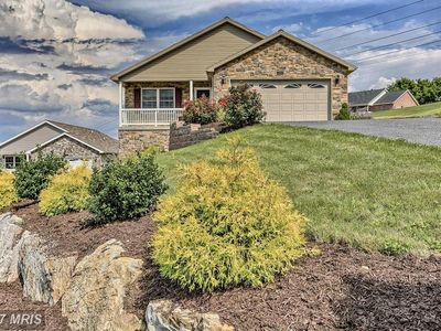 747 Golden Spring Dr, Waynesboro, PA, 17268