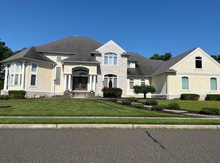 2 Royal Ct, Voorhees, NJ 08043