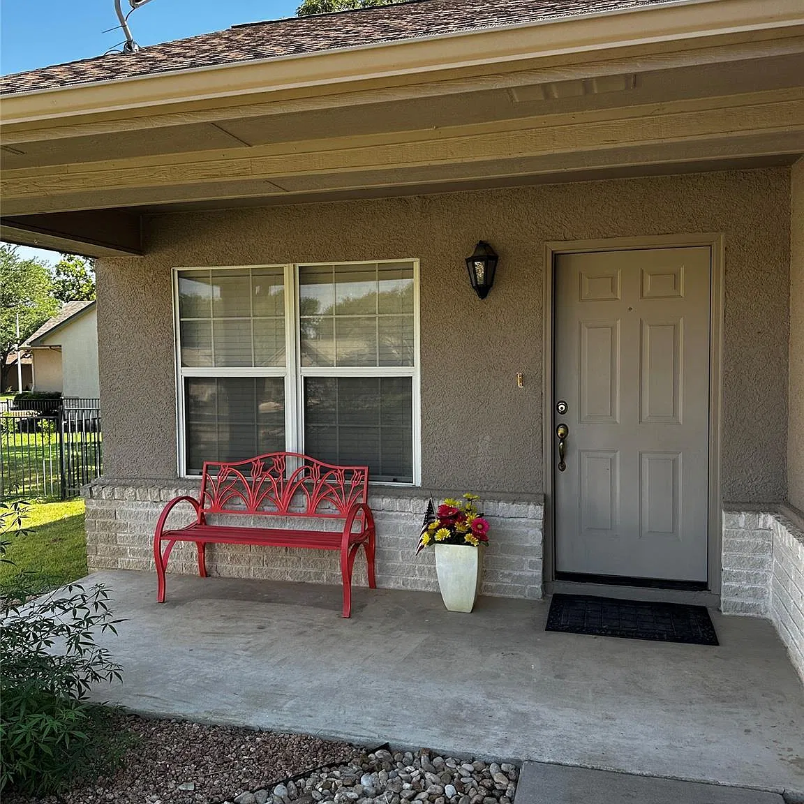 2 bed, 1.0 bath, 935 sqft, $2,000 — Photo 2