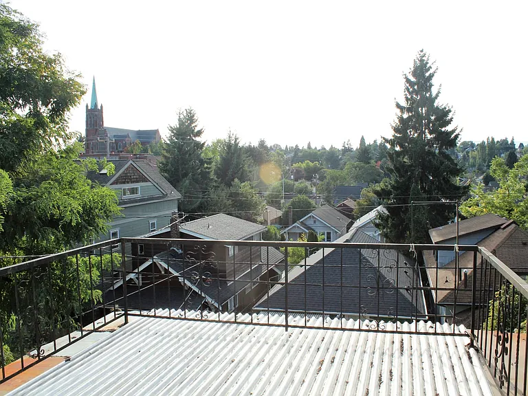 12th Ave NE — Photo 18