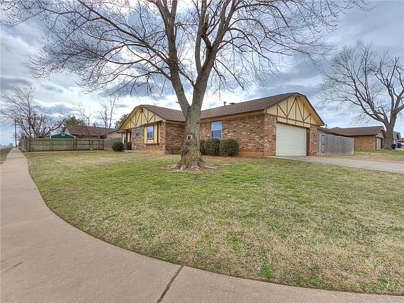 2nd image of 901 Whispering Oaks Blvd