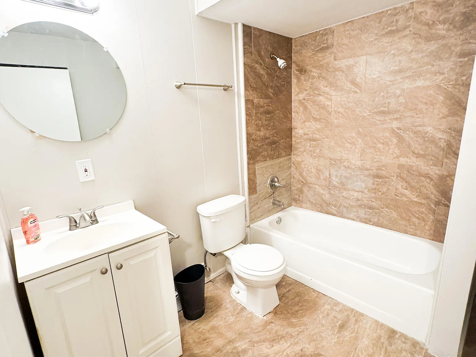 4 bed, 3.0 bath, 2400 sqft, $672 — Photo 3