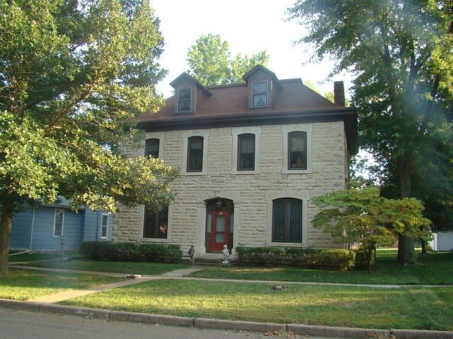 1st image of 318 E 4th St
