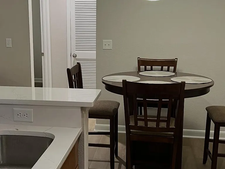 271 Alexandra Dr #7 — Photo 3
