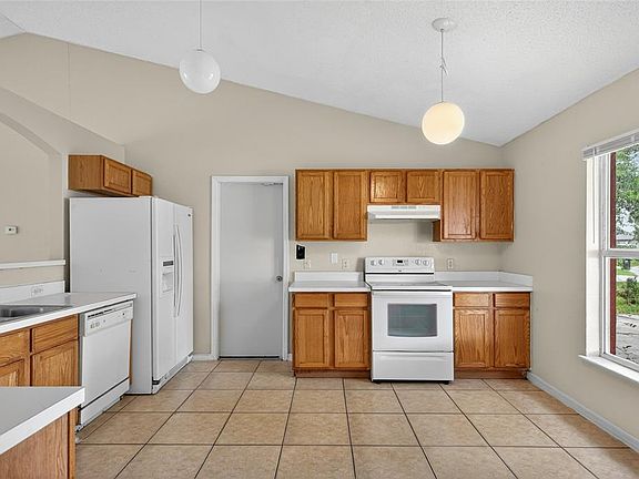 4th image of 439 Magpie Ct