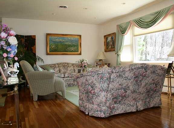 2nd image of 5 Cherry Cir